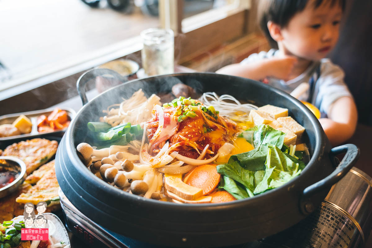 【台南美食】冬天就是要吃韓國辣壽喜燒！台南韓式料理-瑪西達韓式料理，聚餐的好地方~(也有很多素食餐點唷)