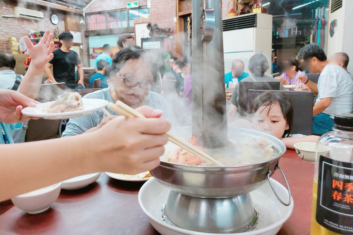 【高雄鳳山美食】鳳山知名的老店，老賈小館庭園餐廳，酸菜白肉鍋真的必點！