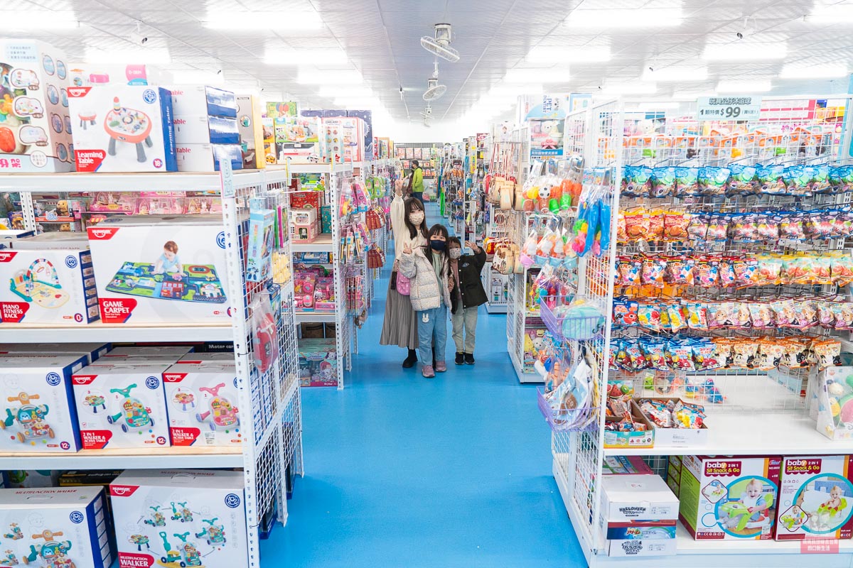 【台南玩具生活百貨】來買新年禮物囉！益兒購（12go）玩具百貨永康旗艦店！占地300平的玩具百貨，還有冷氣逛起來很舒服喔！